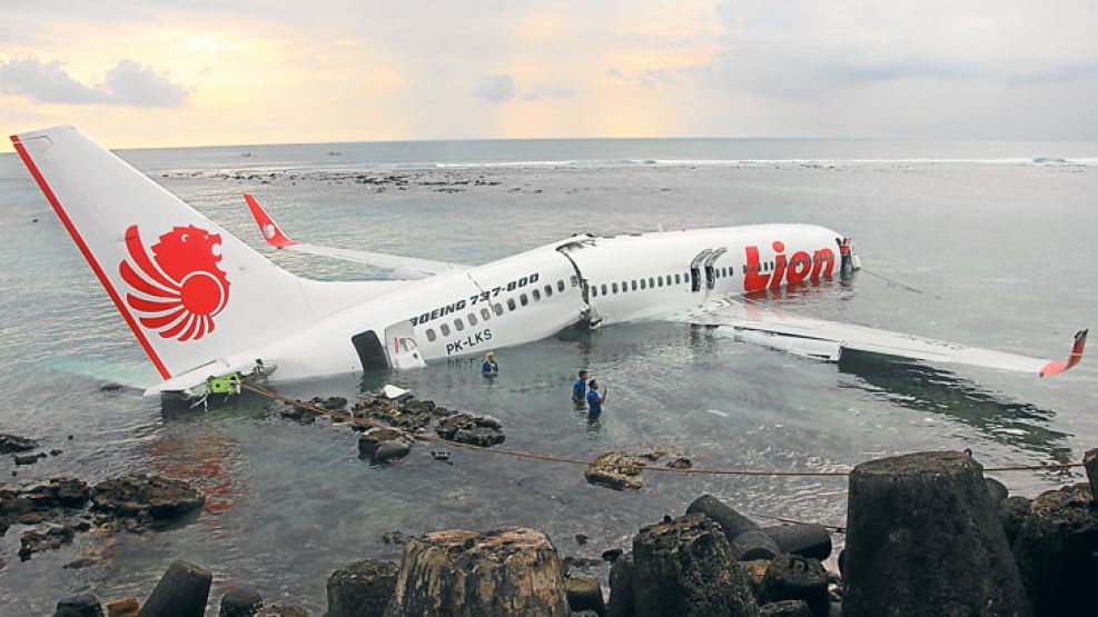 Los pasajeros de la aerolínea Lion Air fueron asistidos por rescatistas de Indonesia. La nave estaba cerca de la costa. El avión se partió al medio sobre el mar. Cayó al agua, tras errarle a la pista 