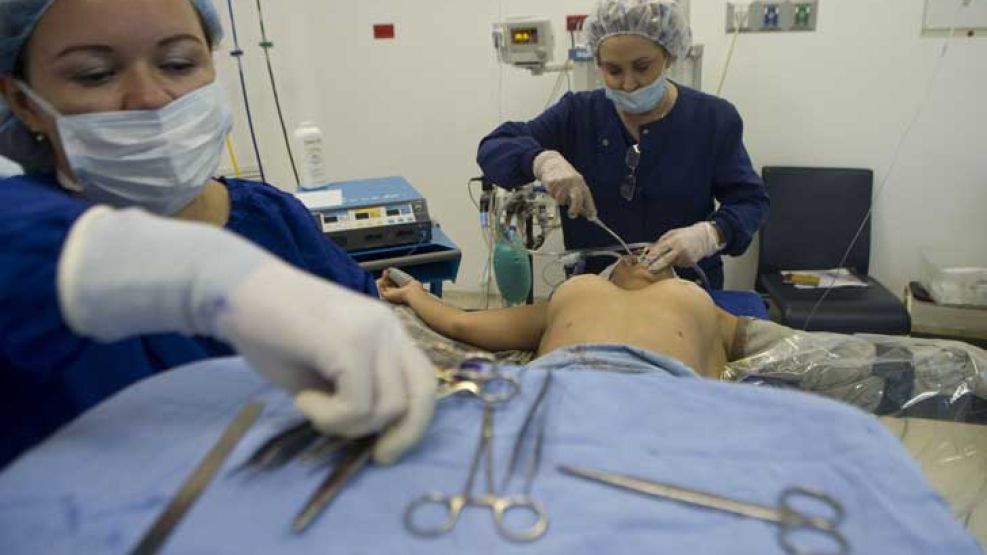Se estima que entre 13 mil y 15 mil argentinas portan implantes mamarios PIP.