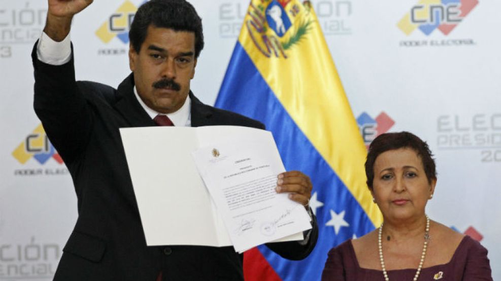 Maduro recibió el acta de proclamación de manos de la presidenta del Consejo Nacional Electoral (CNE), Tibisay Lucena.