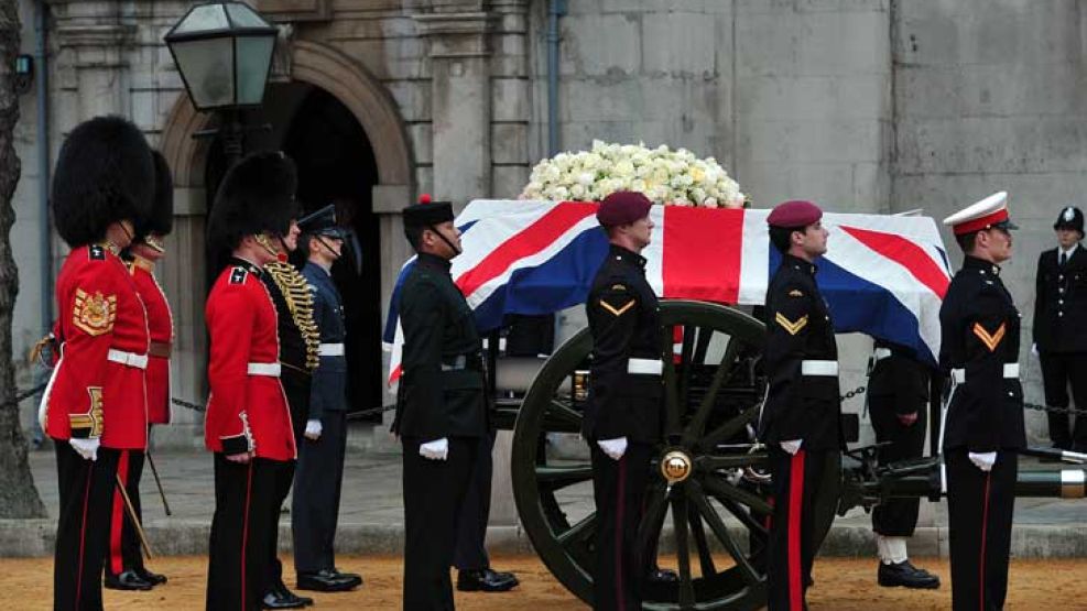 El féretro con el cuerpo de Thatcher ingresó a la catedral llevado por ocho militares de cuerpos asociados con la guerra en las Islas Malvinas.