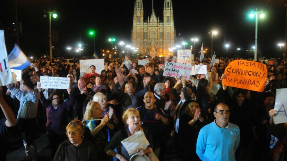 A dos semanas de las inundaciones, los vecinos protestaban contra el intendente.