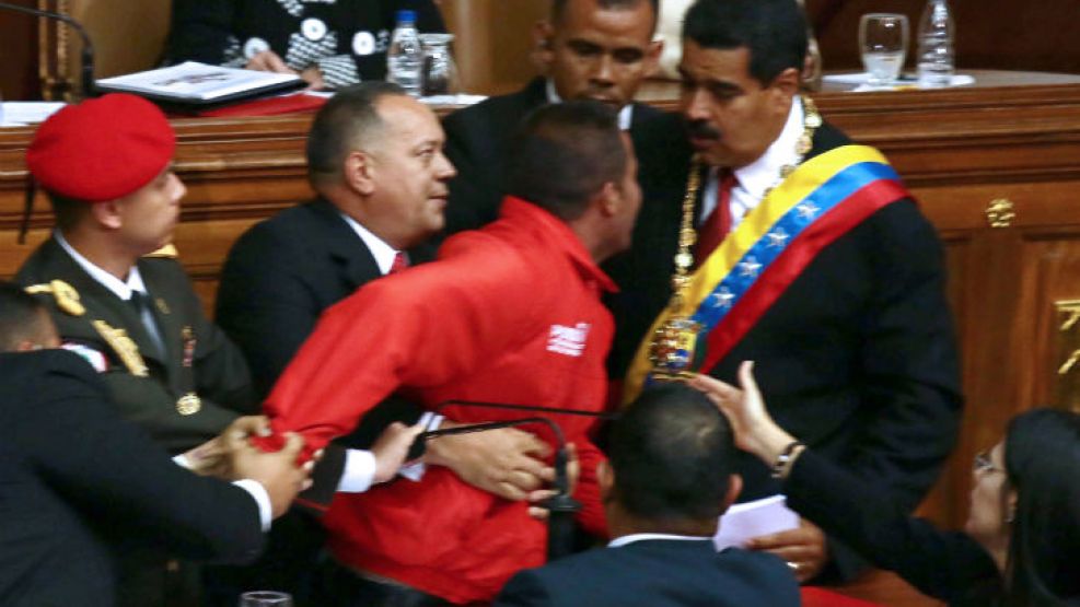 La jornada transcurría tal como estaba planeada, hasta que llegó el momento del primer discurso de Maduro como presidente electo. 