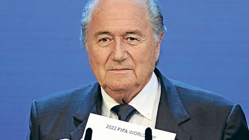 Al descubierto. Blatter y un país que le está dando serios dolores de cabeza. La elección del emirato qatarí como sede del Mundial 2022, bajo dudas.