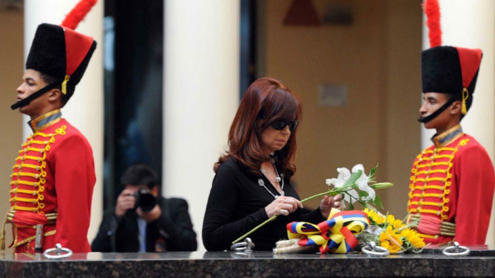 La Presidenta visitó la sepultura del difunto líder venezolano y recibió un obsequio de manos de Nicolás Maduro.