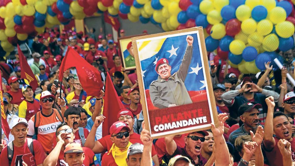 Todos estamos con Chávez. En el frente del Parlamento donde juró Nicolas Maduro, cientos de militantes chavistas recordaron al fallecido ex presidente venezolano.