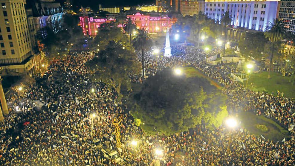 Clave. La multitud se volcó sobre Plaza de Mayo con el objetivo claro de tomar el territorio histórico.
