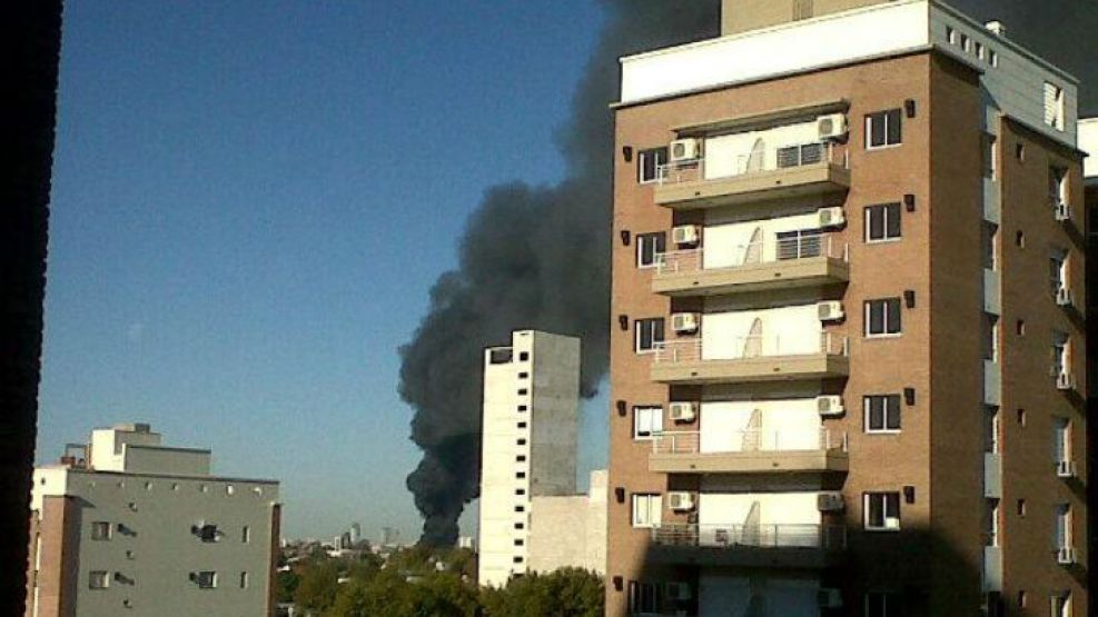 El humo causado por las llamas se podía observar desde los edificios más altos de la zona noroeste de la ciudad de Buenos Aires, a una distancia de algunos kilómetros.