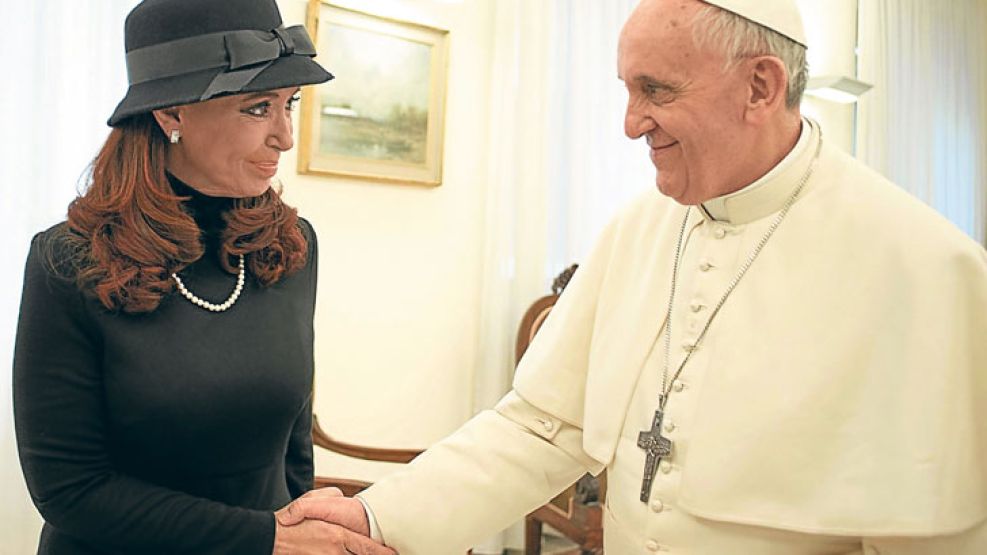 Encuentro. En negro y blanco, reunión en el Vaticano con el Papa, con el que Cristina no se llevaba bien cuando sólo era arzobispo.
