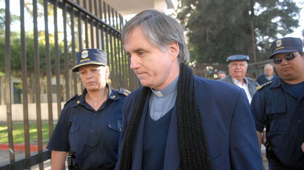 Condenado a 15 años de prisión por abuso sexual de menores, el padre Grassi irá a prisión si queda firme la orden de detención.