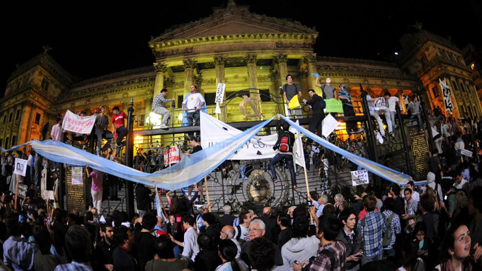 En el #18A los manifestantes intentaron forzar las puertas del Congreso.