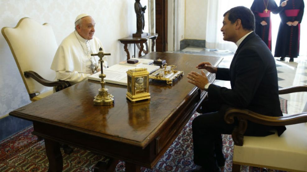 "¿Quién iba a decir que un boludo como yo iba a estar aquí?", bromeó Correa durante su reunión con el Papa.