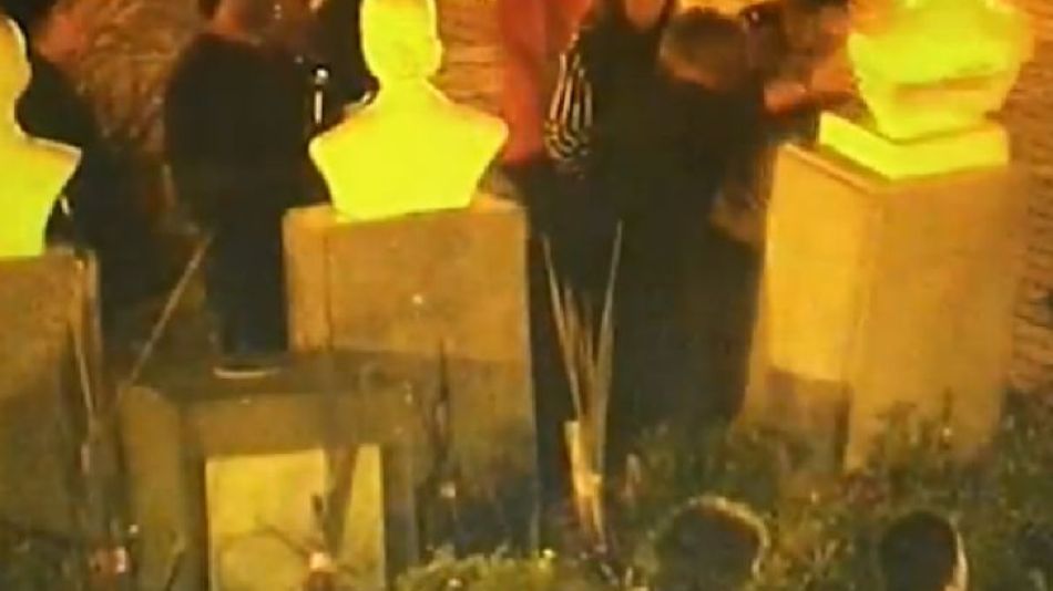 En pleno #18A un grupo de manifestantes derribó el busto de Néstor Kirchner.