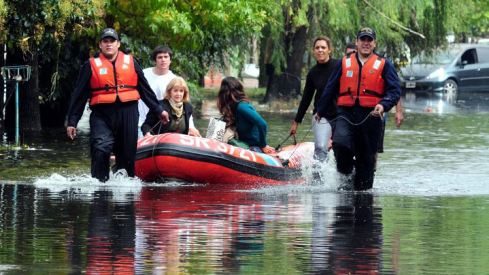 Las inundaciones provocaron cinco muertes en la Ciudad de Buenos Aires y otras 52 en territorio bonaerense.
