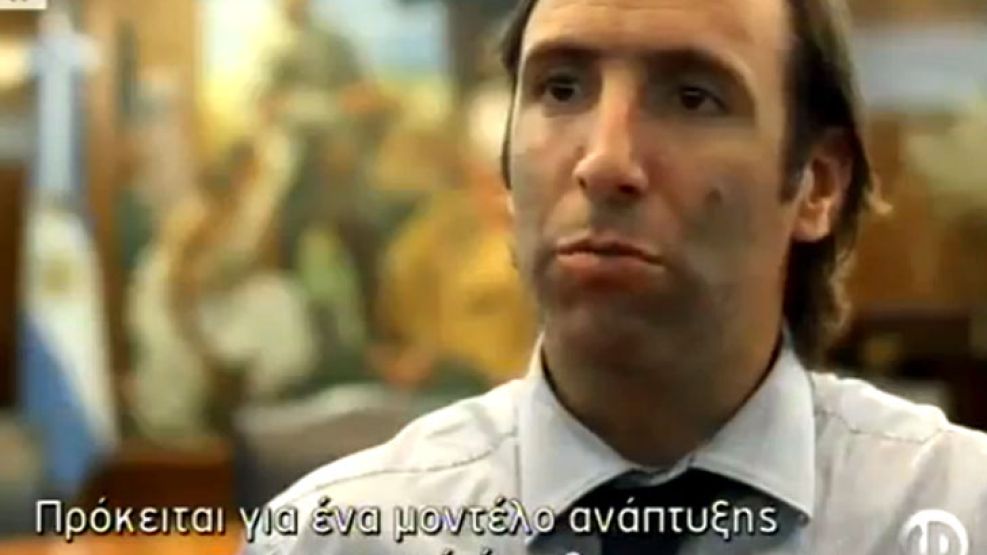 El ministro de Economía, Hernán Lorenzino, durante la entrevista con la televisión griega. 