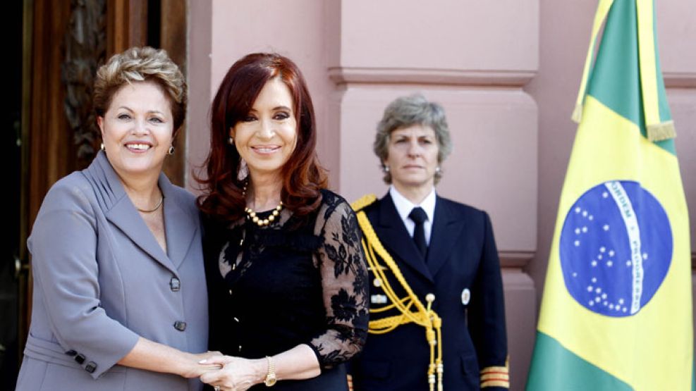 Rousseff fue recibida por Cristina en la explanada de la Casa de Gobierno.
