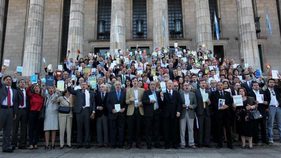 Abogados, constitucionalistas y representantes del Poder Judicial protestaron contra la reforma judicial que impulsa el oficialismo, en un acto realizado en las escalinatas de la  Facultad de Derecho 