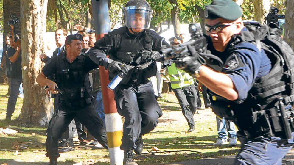Balas de goma. Un grupo de infantería de la Metropolitana disparó contra los manifestantes, y también contra legisladores porteños, periodistas y fotógrafos de distintos medios.