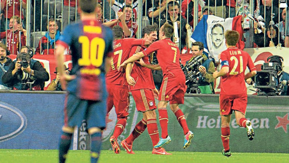 clase A. El Bayern aplastó 4-0 al Barça de Messi, mientras que el Dortmund destrozó 4-1 al Real Madrid, con cuatro goles de Lewandowski.