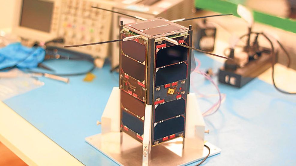Hazaña. El equipo de investigadores que desarrolló CubeBug-1 festeja su puesta en órbita. El nanosatélite fue lanzado desde el Centro Espacial de Jiuquan, en China. Pesa dos kilos y lleva una computad