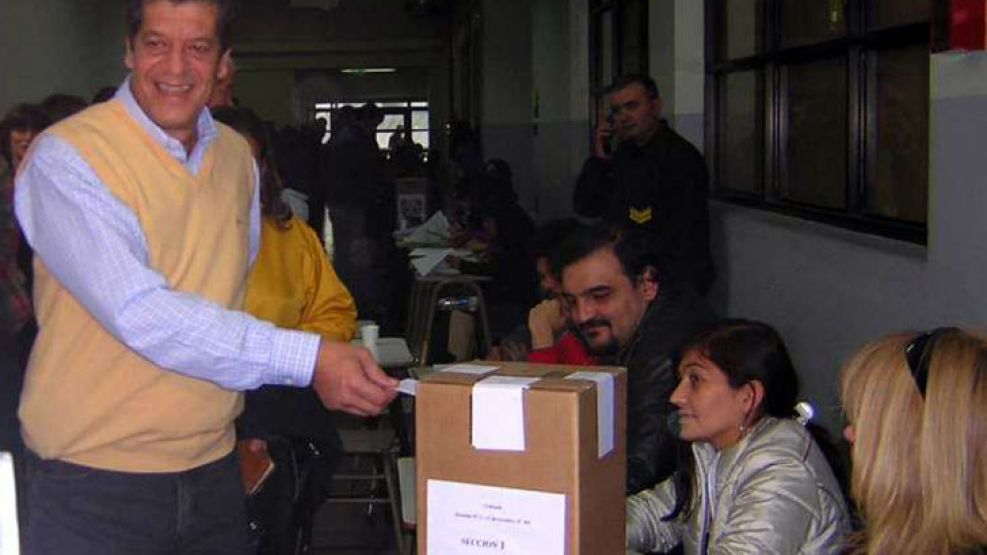 Jorge Garramuño.El por entonces intendente de Ushuaia emitía su voto para gobernador en 2007.