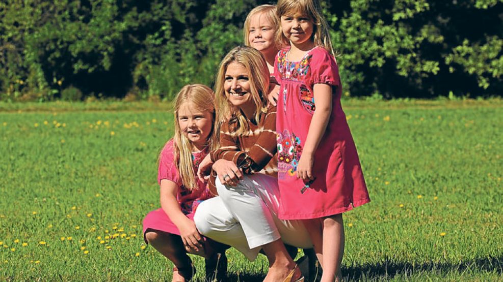 Paraíso. Máxima con sus tres hijas de 9, 7 y 6 en el jardín del castillo que habitan en Wassenaar.