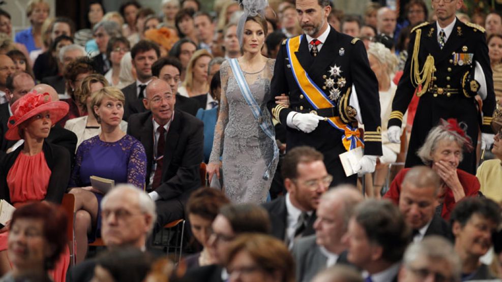 Los Príncipes de Asturias, Felipe de Borbón y Letizia Ortiz, a su llegada a la ceremonia de entronización.