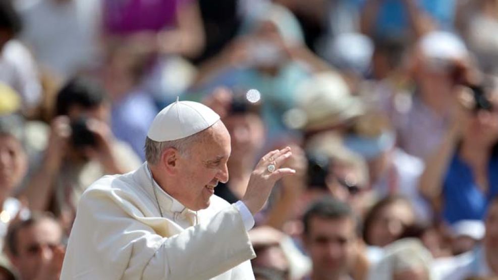 En el Día Internacional de los Trabajadores, durante el cual la iglesia católica recuerda a San José obrero, Bergoglio dio su audiencia semanal en la plaza de San Pedro.