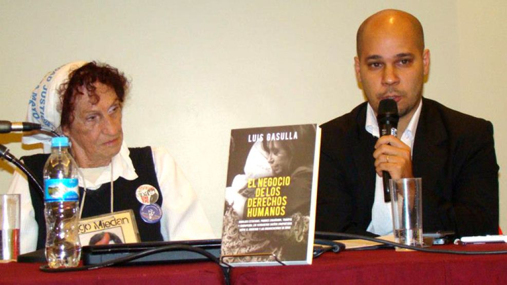 Presentación del libro "El negocio de los derechos humanos", con la madre de Plaza de Mayo Elia Espen, junto al autor Luis Gasulla.