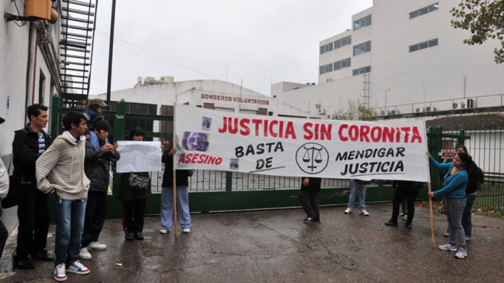 Un grupo de familiares y amigos con un cartel de protesta, donde se realizó la indagatoria de Pablo Garcia, en la sede de la Unidad Funcional de Instrucción (UFI) 3 de Pilar