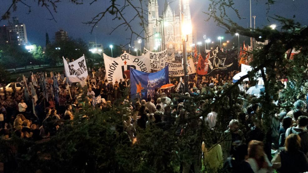 Unas 10 mil personas pidieron por Justicia a un mes de la trágica inundación.