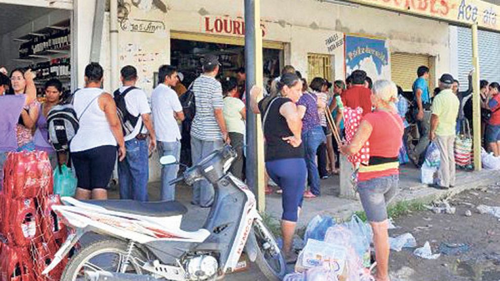 BOOM. Paraguayos de Asunción se agolpan en comercios de Clorinda para aprovechar el cambio.