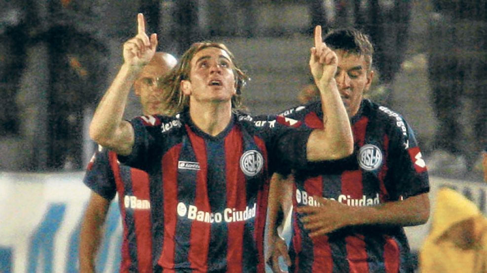 Para vos. Buffarini y una dedicatoria al cielo, después de su gol. Fue el principio de la remontada.