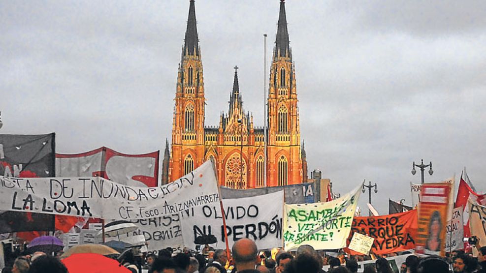 Reclamo. El jueves, a un mes de la inundación, una multitud pidió más datos a las autoridades.