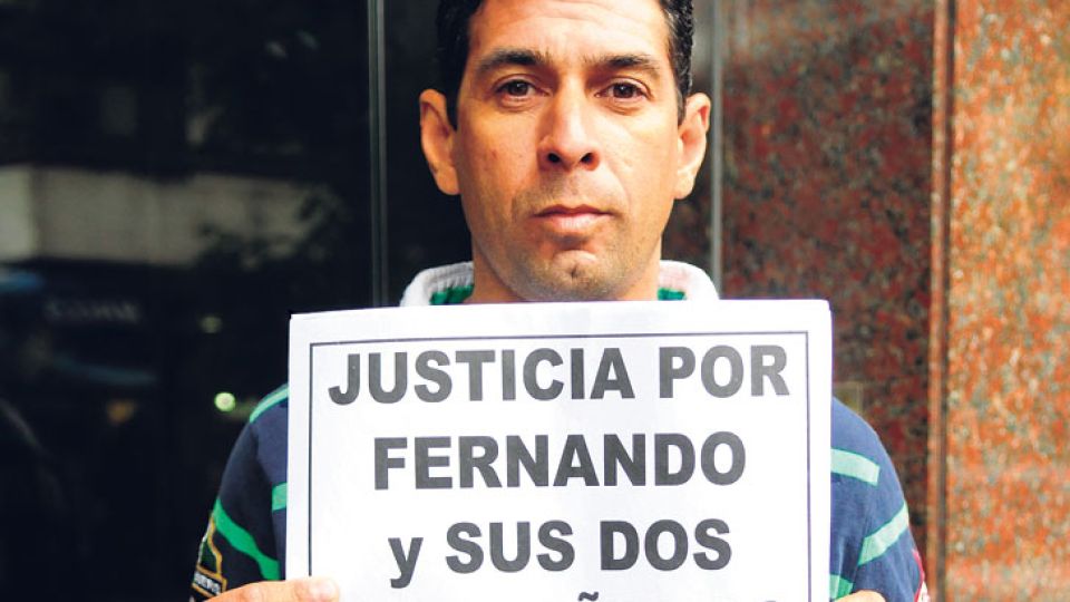 Javier, testigo clave, muestra el cartel con la foto de su amigo, fallecido en el choque provocado por la Ford Ranger que conducía Gianmarco, el hijo de Bárbara Durand.