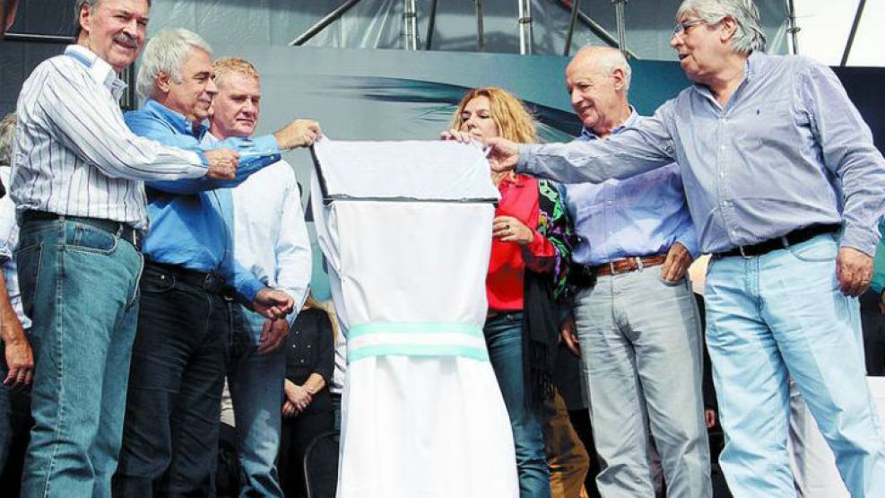 Claudia Rucci, Piumato, Moyano, De la Sota, Pepe Scioli, Lavagna, Ferrari y De Narváez se reunieron en Córdoba. Para Plaini, "es un punto de inflexión. A partir de acá, el peronismo comienza a tomar u