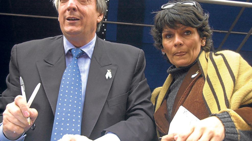 Destapar la olla. Kirchner,  junto a Quiroga, su secretaria, quien hoy volverá a romper el silencio.