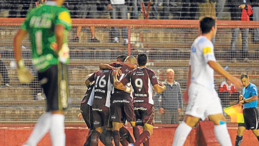 Goleador escondido. Romero, la figura, es el centro del festejo.
