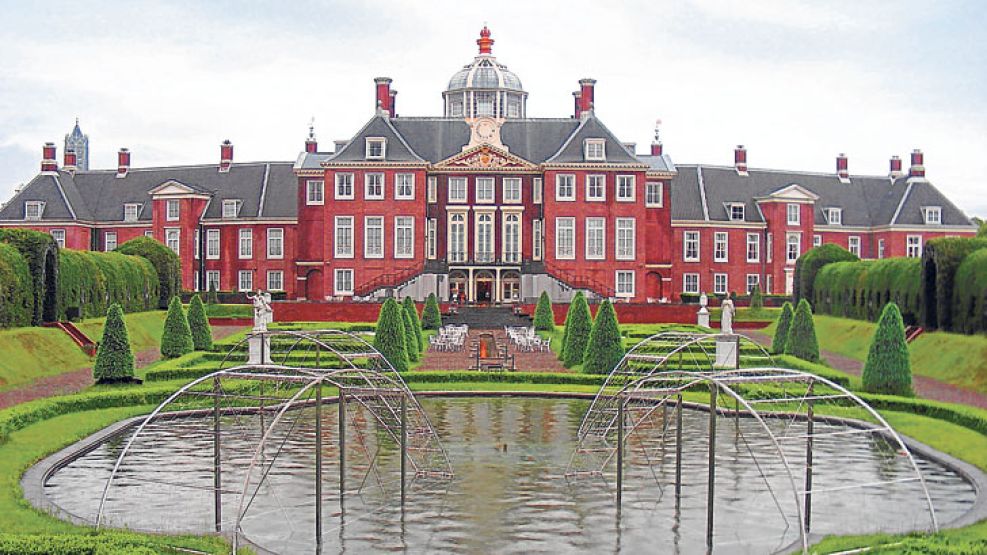 Historico. Fachada del palacio que habitarán los reyes de Holanda. 