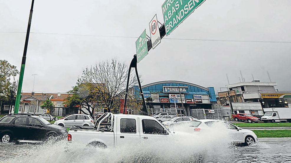Otra vez. Hubo un alerta meteorológico que cesó a las 11,30, pero, curiosamente, lo peor temporal de ayer sucedió después. Y en algunos lugares se llegó a un metro de agua.