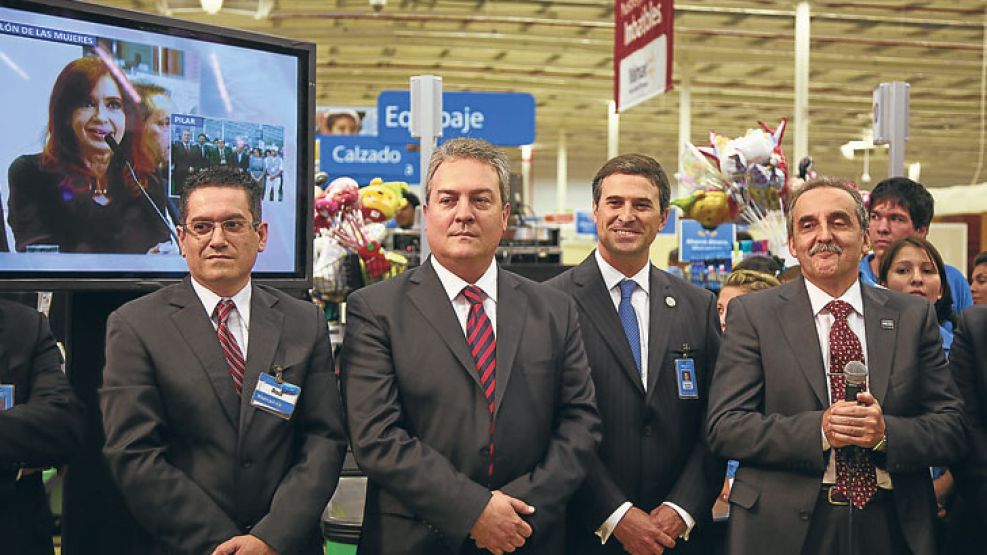 ViNCULO. Guillermo Moreno visitó la semana pasada un local de la cadena Walmart.