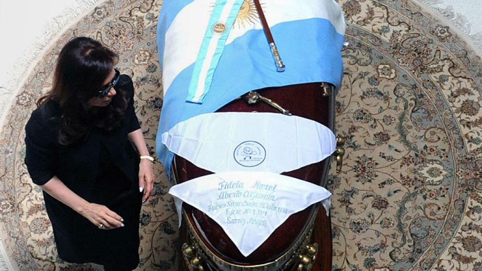Cristina Fernández junto al féretro de Néstor Kirchner en el funeral en la Casa Rosada.