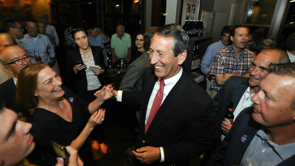 Sanford festeja junto a sus seguidores en el bunker republicano.