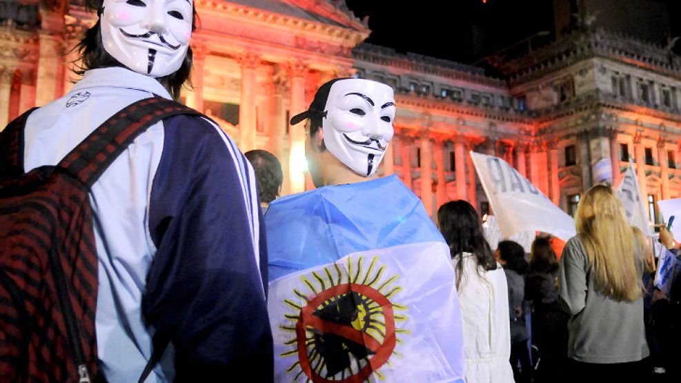 Una gran cantidad de personas se concentraron frente al Congreso para protestar por la reforma del Consejo de la Magistratura.