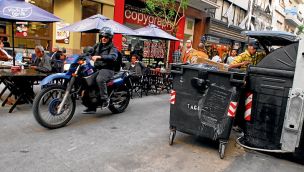 En altura. En la zona conviven peatones, autos, contenedores y camiones. Vecinos denuncian que las veredas son un playón para estacionar motos.