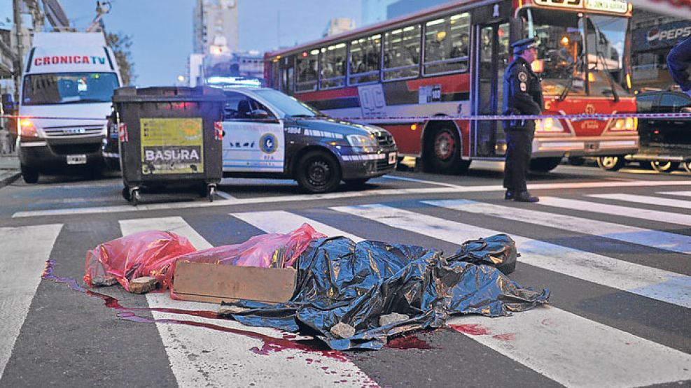 Destino. La mujer estaba cruzando la calle cuando recibió un tiro en la cabeza. Murió en el acto.