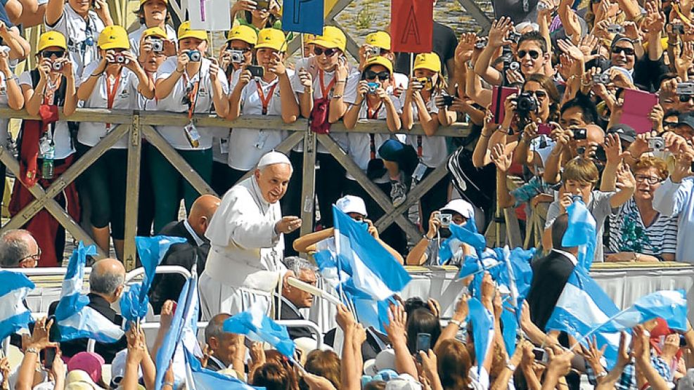 El papa de la gente. Jorge Mario Bergoglio saluda a un grupo de argentinos en la Plaza de San Pedro. El Sumo Pontífice provocó una transformación en la Santa Sede, donde se habla de un cambio en la co