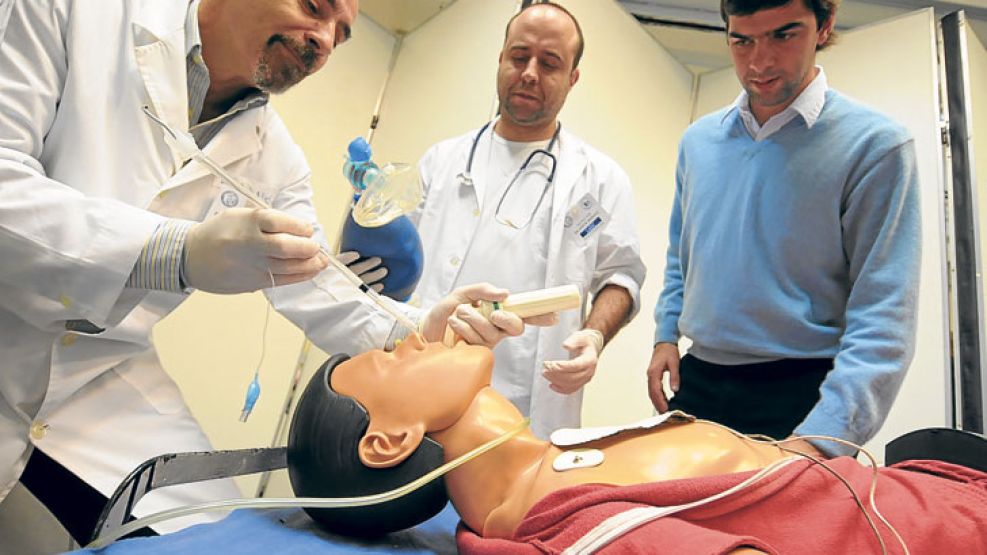 Entrenamiento. Los estudiantes aprenden a intubar y a realizar maniobras de RCP básicas.