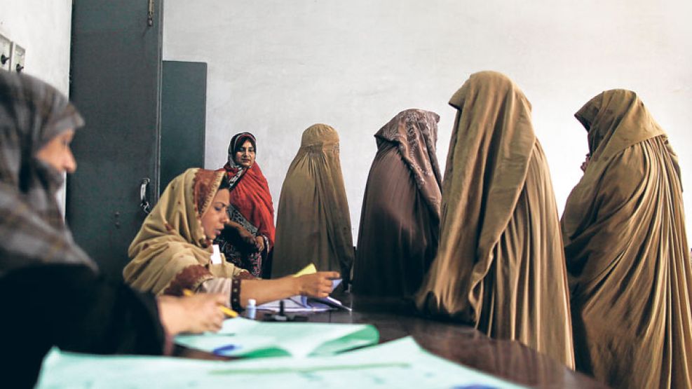 A las urnas. Mujeres paquistaníes votando, a pesar del temor.