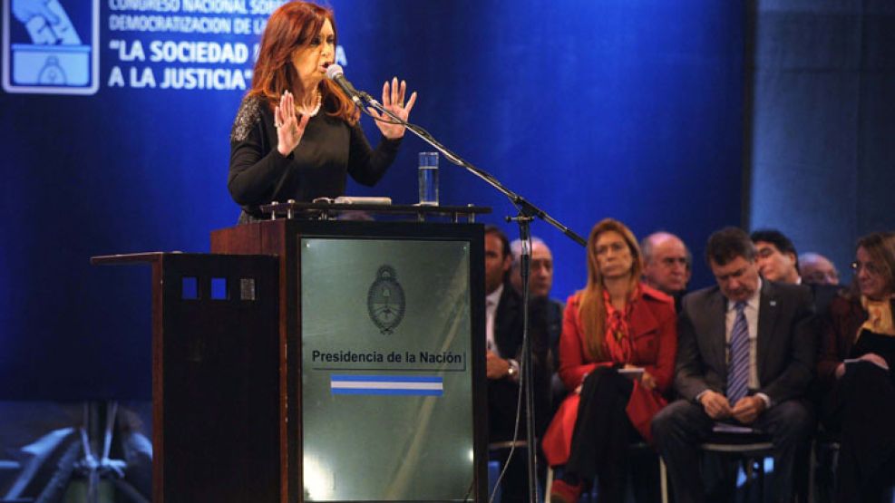 Con críticas a las "corporaciones judiciales", Cristina Fernández de Kirchner cerró el Congreso K para defender la democratización.