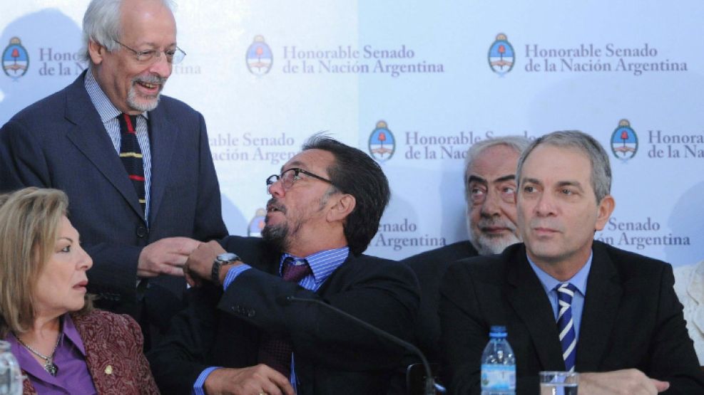 Horacio Verbitsky en el debate en la Cámara de Diputados, junto a diputados K y Julio Alak.